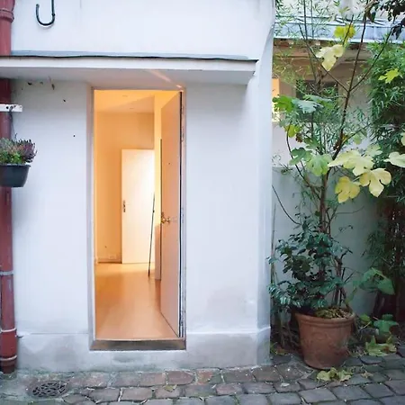 Charming In A Courtyard In * Parigi