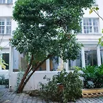 Charming Studio In A Courtyard In Paris